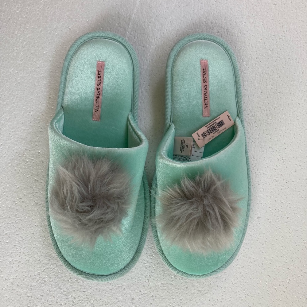 VICTORIA SECRET Slippers size L , like foam green, faux fur pompom, NWT